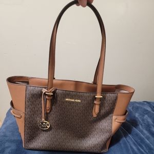 Micheal Knors Gilly Travelers Bag